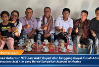 Wakil Gubernur NTT Johni Asadoma bersama Wakil Bupati Alor Rocky Winaryo saat mendatangi rumah Adriano Padama untuk menyampaikan apresiasi dan menyatakan kesiapan dukungan biaya kuliah. Wagub NTT dan Wabup Alor Nyatakan Siap Tanggung Biaya Kuliah Adriano Padama, Mahasiswa asal Alor yang Sampaikan Aspirasi ke Menteri Pertanian Andi Amran Sulaiman (Foto: Dok. Flobamor.com)