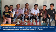 Wakil Gubernur NTT Johni Asadoma bersama Wakil Bupati Alor Rocky Winaryo saat mendatangi rumah Adriano Padama untuk menyampaikan apresiasi dan menyatakan kesiapan dukungan biaya kuliah. Wagub NTT dan Wabup Alor Nyatakan Siap Tanggung Biaya Kuliah Adriano Padama, Mahasiswa asal Alor yang Sampaikan Aspirasi ke Menteri Pertanian Andi Amran Sulaiman (Foto: Dok. Flobamor.com)