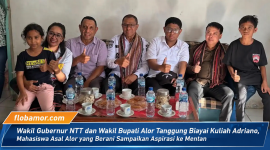 Wakil Gubernur NTT Johni Asadoma bersama Wakil Bupati Alor Rocky Winaryo saat mendatangi rumah Adriano Padama untuk menyampaikan apresiasi dan menyatakan kesiapan dukungan biaya kuliah. Wagub NTT dan Wabup Alor Nyatakan Siap Tanggung Biaya Kuliah Adriano Padama, Mahasiswa asal Alor yang Sampaikan Aspirasi ke Menteri Pertanian Andi Amran Sulaiman (Foto: Dok. Flobamor.com)