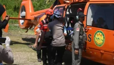 Proses evakuasi tiga warga Manggarai Timur yang emergensi pasca gempa M7,7 di Flores, Nusa Tenggara Timur, Selasa 18 Agustus 2026.(Foto: Doc. SAR Maumere