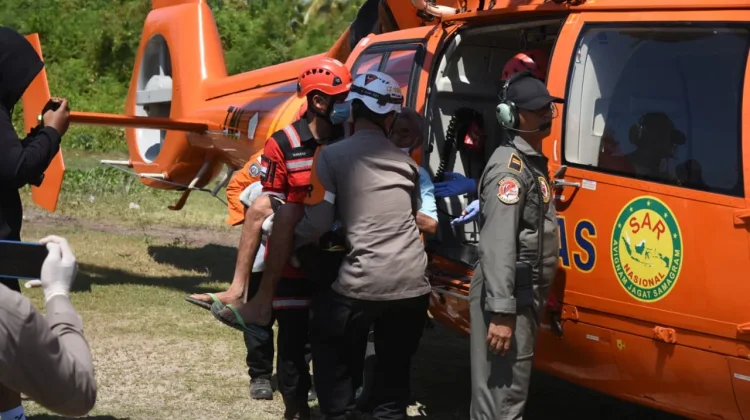 Proses evakuasi tujuh warga Manggarai Timur yang emergensi pasca gempa M7,7 di Flores, Nusa Tenggara Timur, Selasa 18 Agustus 2026.(Foto: Doc. SAR Maumere
