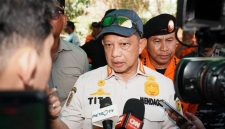 Menteri Dalam Negeri (Mendagri) Muhammad Toto Karnavian meninjau Desa Satar Kampas usai memimpin upacara Hari Ulang Tahun (HUT) ke-81 Kemerdekaan RI di Lapangan Natas Lehong, Kabupaten Manggarai Timur. (Foto: Dok.isth)