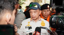 Menteri Dalam Negeri (Mendagri) Muhammad Toto Karnavian meninjau Desa Satar Kampas usai memimpin upacara Hari Ulang Tahun (HUT) ke-81 Kemerdekaan RI di Lapangan Natas Lehong, Kabupaten Manggarai Timur. (Foto: Dok.isth)