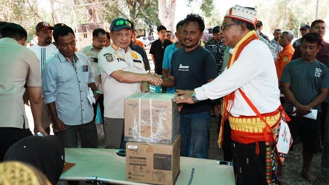 Kementerian Dalam Negeri RI (Kemendagri) menyalurkan tali asih kepada ahli waris korban meninggal akibat gempa di Desa Satar Kampas, Kecamatan Lamba Leda Utara, Kabupaten Manggarai Timur, Nusa Tenggara Timur (NTT). Senin (17/8) 