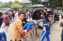 Petugas Ambulance saat mengevakuasi siswa SMAN 1 Berastagi karena keracunan MBG (Kamis, 13/8/2026)