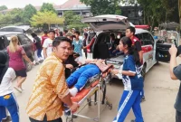 Petugas Ambulance saat mengevakuasi siswa SMAN 1 Berastagi karena keracunan MBG (Kamis, 13/8/2026)