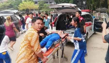 Petugas Ambulance saat mengevakuasi siswa SMAN 1 Berastagi karena keracunan MBG (Kamis, 13/8/2026)