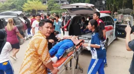 Petugas Ambulance saat mengevakuasi siswa SMAN 1 Berastagi karena keracunan MBG (Kamis, 13/8/2026)