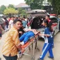 Petugas Ambulance saat mengevakuasi siswa SMAN 1 Berastagi karena keracunan MBG (Kamis, 13/8/2026)