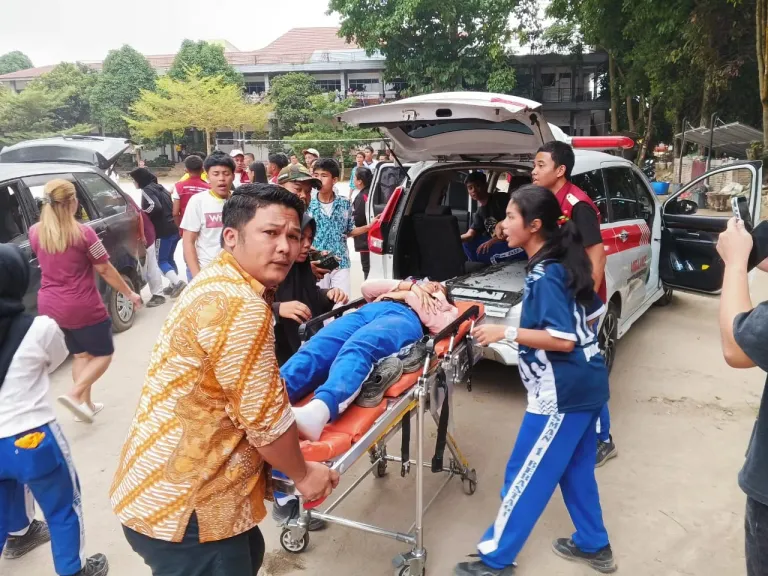 Petugas Ambulance saat mengevakuasi siswa SMAN 1 Berastagi karena keracunan MBG (Kamis, 13/8/2026)