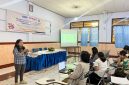 Dosen Program Studi Pendidikan Guru Pendidikan Anak Usia Dini (PG PAUD) Universitas Katolik Indonesia (UNIKA) Santu Paulus Ruteng, Beata Palmin, M.Pd., saat memberikan pelatihan penyusunan kurikulum bagi guru-guru PAUD se-Kecamatan Cibal Barat dan Lelak di Aula St. Yosef, Efata, Ruteng, Rabu (23/9/2026).