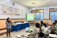 Dosen Program Studi Pendidikan Guru Pendidikan Anak Usia Dini (PG PAUD) Universitas Katolik Indonesia (UNIKA) Santu Paulus Ruteng, Beata Palmin, M.Pd., saat memberikan pelatihan penyusunan kurikulum bagi guru-guru PAUD se-Kecamatan Cibal Barat dan Lelak di Aula St. Yosef, Efata, Ruteng, Rabu (23/9/2026).