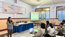 Dosen Program Studi Pendidikan Guru Pendidikan Anak Usia Dini (PG PAUD) Universitas Katolik Indonesia (UNIKA) Santu Paulus Ruteng, Beata Palmin, M.Pd., saat memberikan pelatihan penyusunan kurikulum bagi guru-guru PAUD se-Kecamatan Cibal Barat dan Lelak di Aula St. Yosef, Efata, Ruteng, Rabu (23/9/2026).