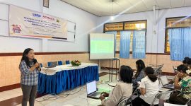 Dosen Program Studi Pendidikan Guru Pendidikan Anak Usia Dini (PG PAUD) Universitas Katolik Indonesia (UNIKA) Santu Paulus Ruteng, Beata Palmin, M.Pd., saat memberikan pelatihan penyusunan kurikulum bagi guru-guru PAUD se-Kecamatan Cibal Barat dan Lelak di Aula St. Yosef, Efata, Ruteng, Rabu (23/9/2026).