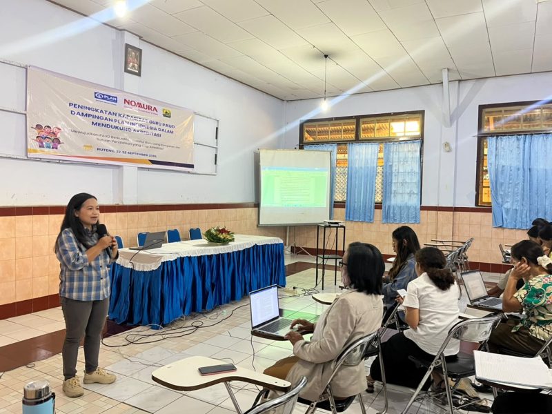 Dosen Program Studi Pendidikan Guru Pendidikan Anak Usia Dini (PG PAUD) Universitas Katolik Indonesia (UNIKA) Santu Paulus Ruteng, Beata Palmin, M.Pd., saat memberikan pelatihan penyusunan kurikulum bagi guru-guru PAUD se-Kecamatan Cibal Barat dan Lelak di Aula St. Yosef, Efata, Ruteng, Rabu (23/9/2026).