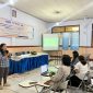 Dosen Program Studi Pendidikan Guru Pendidikan Anak Usia Dini (PG PAUD) Universitas Katolik Indonesia (UNIKA) Santu Paulus Ruteng, Beata Palmin, M.Pd., saat memberikan pelatihan penyusunan kurikulum bagi guru-guru PAUD se-Kecamatan Cibal Barat dan Lelak di Aula St. Yosef, Efata, Ruteng, Rabu (23/9/2026).