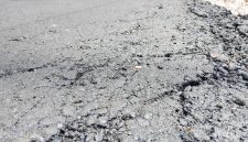 Kerusakan jalan hotmix Watu Cie- Deno (Foto:Doc. Flobamor.com)