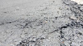Kerusakan jalan hotmix Watu Cie- Deno (Foto:Doc. Flobamor.com)