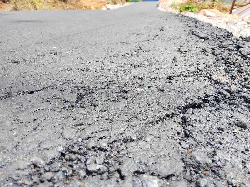 Kerusakan jalan hotmix Watu Cie- Deno (Foto:Doc. Flobamor.com)