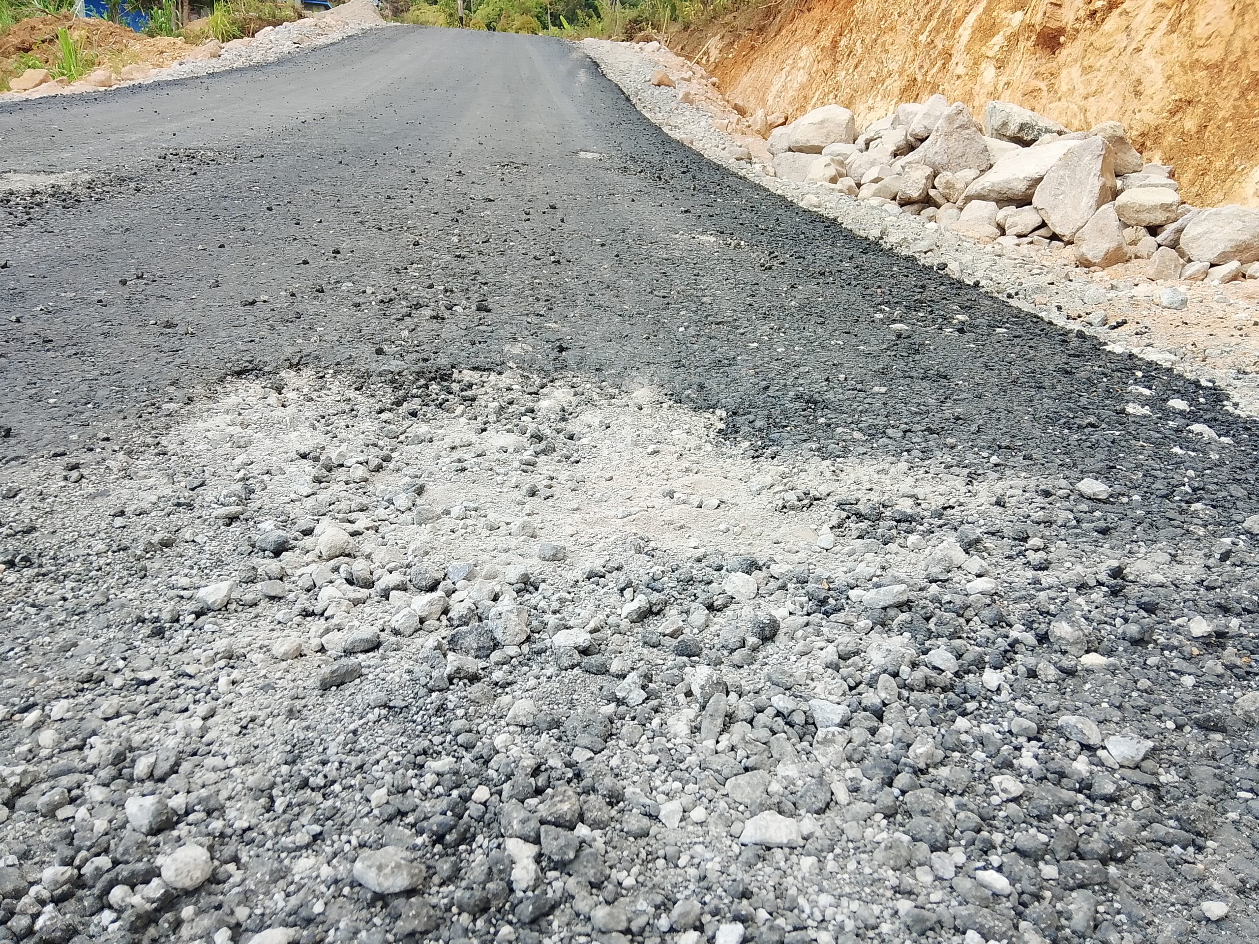 Kondisi kerusakan pada permukaan aspal cair dan tidak melekat dengan agregat menyebabkan lapisan jalan mudah terkelupas (Foto: DPC.Flobamor.com)