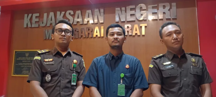 Kepala Seksi Intelijen Kejari Manggarai Barat, M. Ahega Wikantra, memberikan keterangan pers, Selasa (8/9/2026)