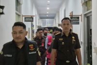 ketiga tersangka digiring menuju Rumah Tahanan Negara Kelas IIB Kupang (Foto: Doc.Flobamor.com)