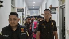 ketiga tersangka digiring menuju Rumah Tahanan Negara Kelas IIB Kupang (Foto: Doc.Flobamor.com)