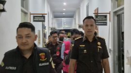 ketiga tersangka digiring menuju Rumah Tahanan Negara Kelas IIB Kupang (Foto: Doc.Flobamor.com)