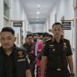 ketiga tersangka digiring menuju Rumah Tahanan Negara Kelas IIB Kupang (Foto: Doc.Flobamor.com)