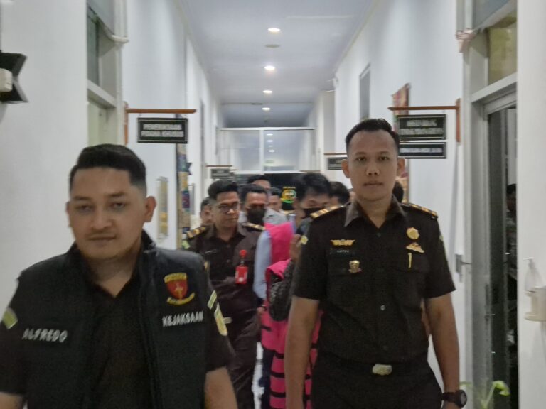 ketiga tersangka digiring menuju Rumah Tahanan Negara Kelas IIB Kupang (Foto: Doc.Flobamor.com)