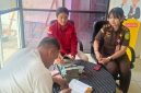 Polres Manggarai melalui Satuan Reserse Kriminal (Satreskrim), Unit Tindak Pidana Korupsi (Tipidkor), melaksanakan pelimpahan tersangka dan barang bukti (Tahap II) ke pihak Kejaksaan dalam perkara dugaan tindak pidana korupsi pembangunan Gedung Rawat Inap Kelas I, II, dan III RSUD Ruteng, Rabu (14/10/2026) Foto:DPC.isth)