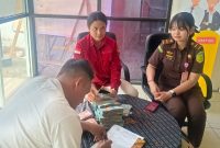 Polres Manggarai melalui Satuan Reserse Kriminal (Satreskrim), Unit Tindak Pidana Korupsi (Tipidkor), melaksanakan pelimpahan tersangka dan barang bukti (Tahap II) ke pihak Kejaksaan dalam perkara dugaan tindak pidana korupsi pembangunan Gedung Rawat Inap Kelas I, II, dan III RSUD Ruteng, Rabu (14/10/2026) Foto:DPC.isth)