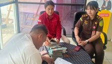 Polres Manggarai melalui Satuan Reserse Kriminal (Satreskrim), Unit Tindak Pidana Korupsi (Tipidkor), melaksanakan pelimpahan tersangka dan barang bukti (Tahap II) ke pihak Kejaksaan dalam perkara dugaan tindak pidana korupsi pembangunan Gedung Rawat Inap Kelas I, II, dan III RSUD Ruteng, Rabu (14/10/2026) Foto:DPC.isth)