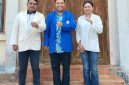 Foto: Rektor Universitas Katolik Indonesia (Unika) Santu Paulus Ruteng, Dr. Agustinus Manfred Habur, Lic., Theol.,(tengah), Ketua BEM terpilih, Vickidolin Polin Karpus (kanan), Wakil Ketua BEM terpilih, Vinsensia Putri Baru, (kiri)