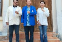 Foto: Rektor Universitas Katolik Indonesia (Unika) Santu Paulus Ruteng, Dr. Agustinus Manfred Habur, Lic., Theol.,(tengah), Ketua BEM terpilih, Vickidolin Polin Karpus (kanan), Wakil Ketua BEM terpilih, Vinsensia Putri Baru, (kiri) 