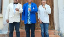 Foto: Rektor Universitas Katolik Indonesia (Unika) Santu Paulus Ruteng, Dr. Agustinus Manfred Habur, Lic., Theol.,(tengah), Ketua BEM terpilih, Vickidolin Polin Karpus (kanan), Wakil Ketua BEM terpilih, Vinsensia Putri Baru, (kiri)