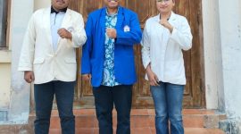 Foto: Rektor Universitas Katolik Indonesia (Unika) Santu Paulus Ruteng, Dr. Agustinus Manfred Habur, Lic., Theol.,(tengah), Ketua BEM terpilih, Vickidolin Polin Karpus (kanan), Wakil Ketua BEM terpilih, Vinsensia Putri Baru, (kiri) 