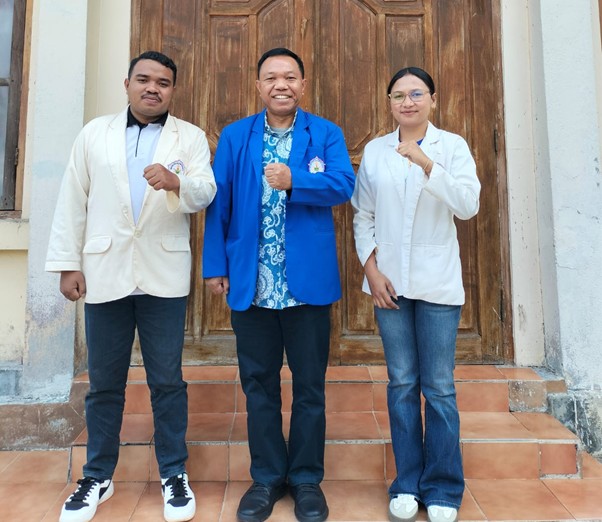 Foto: Rektor Universitas Katolik Indonesia (Unika) Santu Paulus Ruteng, Dr. Agustinus Manfred Habur, Lic., Theol.,(tengah), Ketua BEM terpilih, Vickidolin Polin Karpus (kanan), Wakil Ketua BEM terpilih, Vinsensia Putri Baru, (kiri)