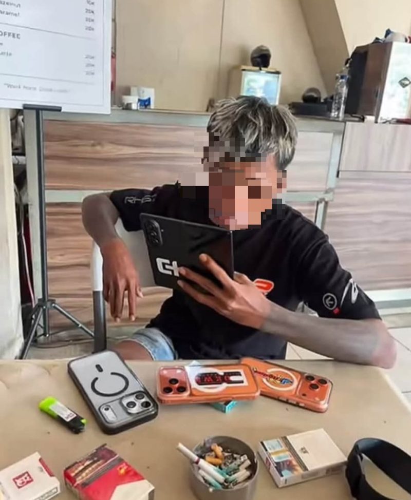 Tim Resmob Komodo Polres Manggarai Barat Berhasil Menangkap Muhammad Rafli, Pria Asal Makassar yang Membawa Kabur Ponsel iPhone 17 Pro Max saat COD di Ichal Store Local Collection Labuan Bajo (Foto.Doc.isth)