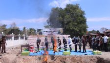 Foto:Doc. Kejati NTT bersama Jajaran Kejari Timor Tengah Utara melakukan pemusnahan 11 Juta Batang Rokok Ilegal, Rabu (14/10)