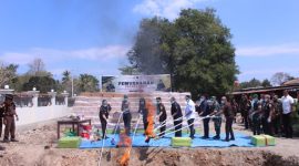 Foto:Doc. Kejati NTT bersama Jajaran Kejari Timor Tengah Utara melakukan pemusnahan 11 Juta  Batang Rokok Ilegal, Rabu (14/10)