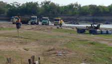 Terpantau aktivitas penyedotan pasir menggunakan mesin di aliran Kali Jamal, Desa Nangalili, Kecamatan Lembor Selatan, Manggarai Barat, NTT, Kamis (8/10/2026). Foto:Doc. Deni