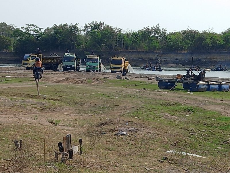 Terpantau aktivitas penyedotan pasir menggunakan mesin di aliran Kali Jamal, Desa Nangalili, Kecamatan Lembor Selatan, Manggarai Barat, NTT, Kamis (8/10/2026). Foto:Doc. Deni