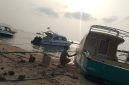 Foto. Doc: Sejumlah pekerja terlihat melakukan pengecatan kapal di kawasan Pantai Pede, Labuan Bajo, Kabupaten Manggarai Barat, NTT, Rabu (28/10/2026) sore.