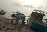 Foto. Doc: Sejumlah pekerja terlihat melakukan pengecatan kapal di kawasan Pantai Pede, Labuan Bajo, Kabupaten Manggarai Barat, NTT, Rabu (28/10/2026) sore.