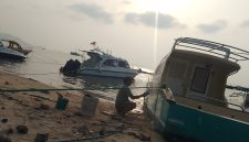 Foto. Doc: Sejumlah pekerja terlihat melakukan pengecatan kapal di kawasan Pantai Pede, Labuan Bajo, Kabupaten Manggarai Barat, NTT, Rabu (28/10/2026) sore.