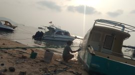 Foto. Doc: Sejumlah pekerja terlihat melakukan pengecatan kapal di kawasan Pantai Pede, Labuan Bajo, Kabupaten Manggarai Barat, NTT, Rabu (28/10/2026) sore.