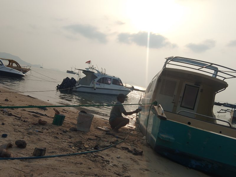 Foto. Doc: Sejumlah pekerja terlihat melakukan pengecatan kapal di kawasan Pantai Pede, Labuan Bajo, Kabupaten Manggarai Barat, NTT, Rabu (28/10/2026) sore.