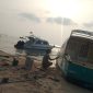 Foto. Doc: Sejumlah pekerja terlihat melakukan pengecatan kapal di kawasan Pantai Pede, Labuan Bajo, Kabupaten Manggarai Barat, NTT, Rabu (28/10/2026) sore.