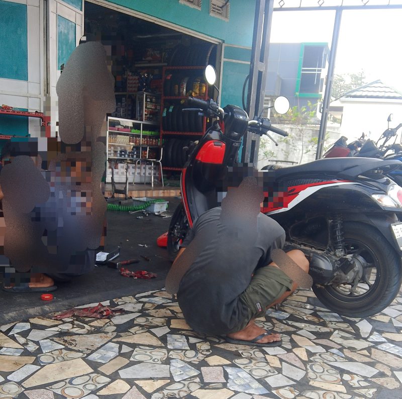 Niat memperbaiki sepeda motor agar kembali normal, seorang pemilik Honda Scoopy berinisial D justru mengeluhkan kondisi kendaraannya yang semakin parah setelah menjalani servis di bengkel,